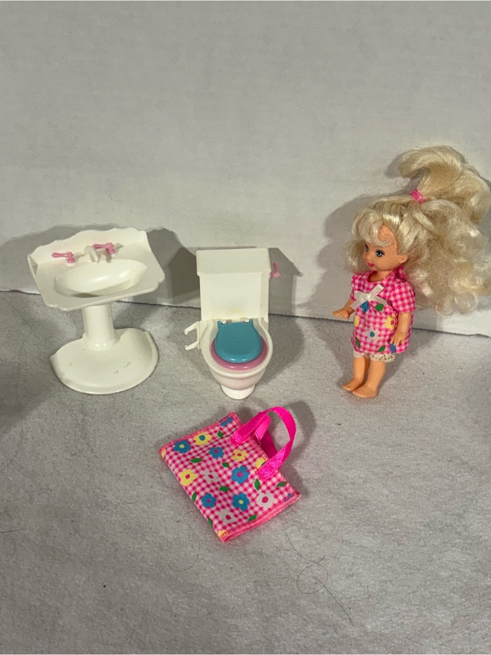 Barbie Pink Floral Tote & Bathroom Doll Set with White Fixtures